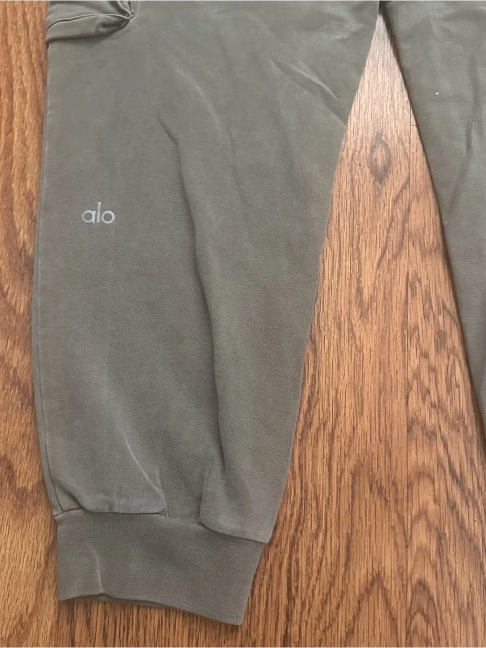 ALO Yoga gray Cargo Jogger Pants cropped size small activewear loungewear
